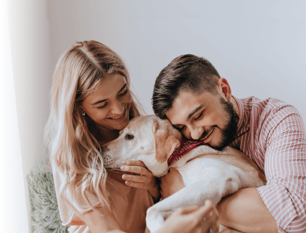 Парень и девушка обнимают собаку